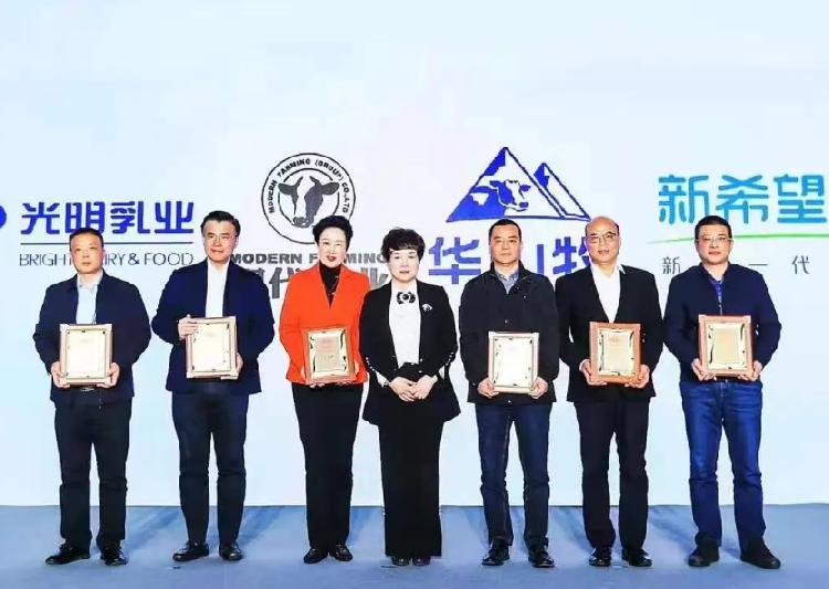 重慶日報(bào)：捷報(bào)，天友乳業(yè)榮獲2021年國家優(yōu)質(zhì)乳工程雙項(xiàng)大獎(jiǎng)！