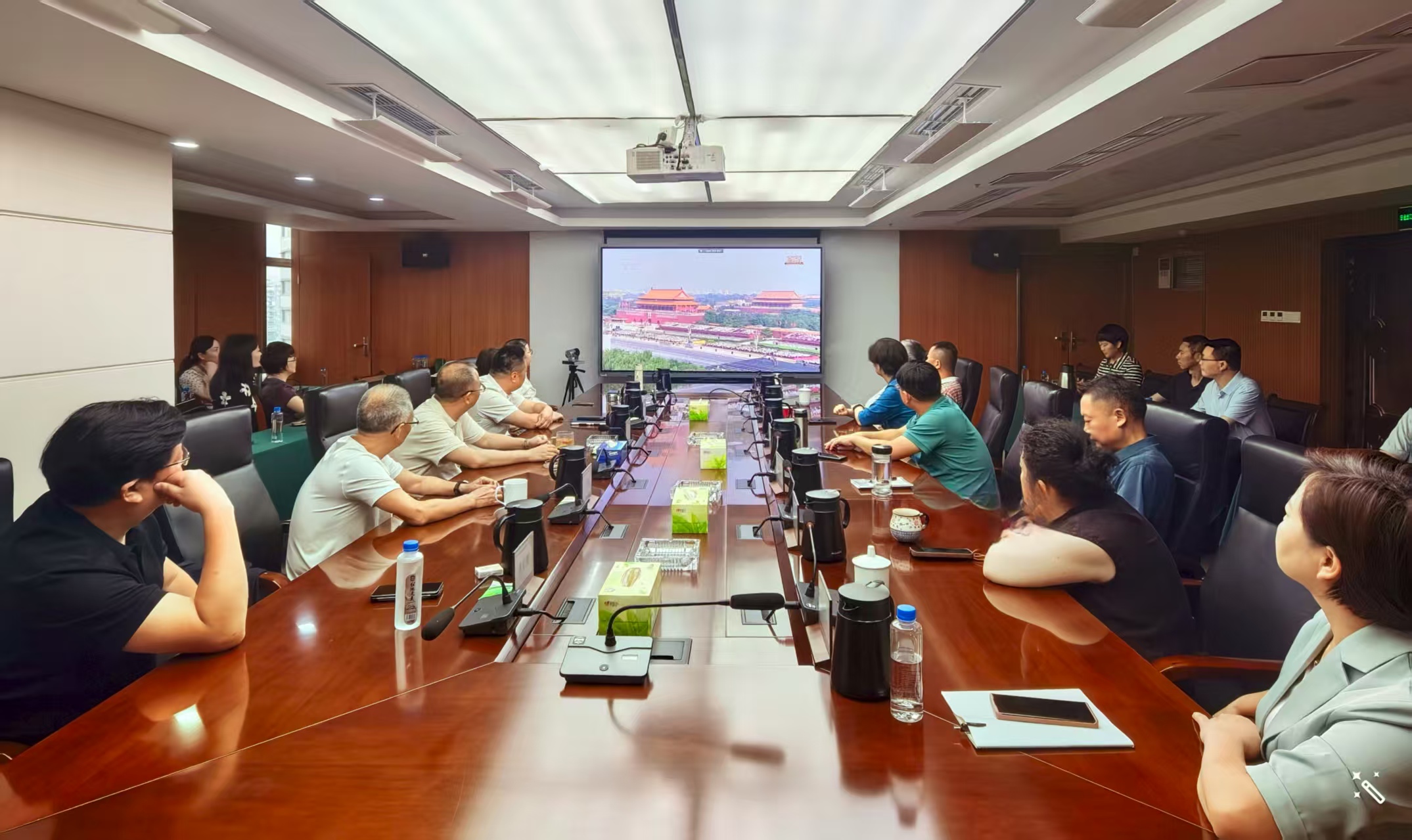 市農(nóng)投集團(tuán)全體黨員和干部職工收看中國人民抗日戰(zhàn)爭暨世界反法西斯戰(zhàn)爭勝利80周年大會